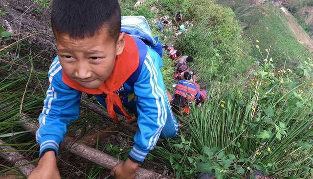 Thời điểm chưa có bậc thang bằng thép thì đây là lối đi duy nhất để dân làng ra ngoài