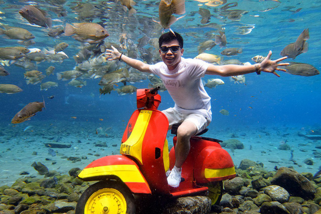 Dân du lịch Indonesia đổ xô đến sống ảo dưới nước tại ngôi làng có một không hai này - Ảnh 1.