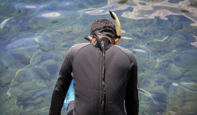 Dân du lịch Indonesia đổ xô đến sống ảo dưới nước tại ngôi làng có một không hai này - Ảnh 2.