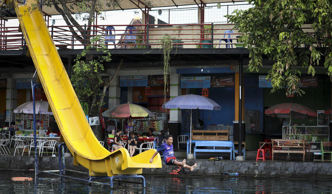 Dân du lịch Indonesia đổ xô đến sống ảo dưới nước tại ngôi làng có một không hai này - Ảnh 7.