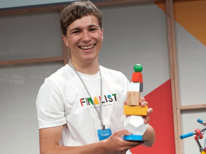 Bằng dung dịch từ tính do NASA sáng chế, chàng trai 18 tuổi tìm ra cách lọc vi nhựa khỏi nước