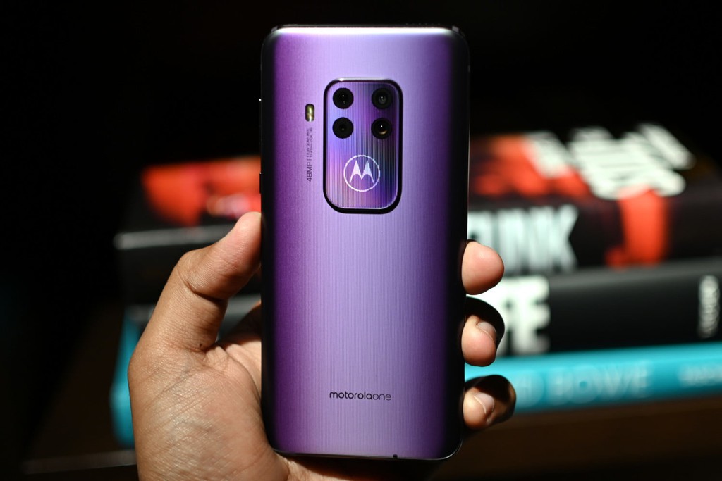 IFA 2019: Motorola One Zoom, camera hầm hố, vân tay dưới màn hình, giá 450 USD ảnh 1