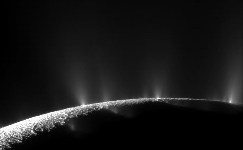 La ky canh nhu phao tuyet tren Mat trang Enceladus
