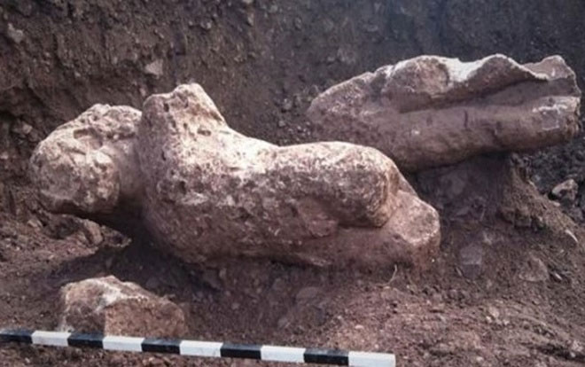 Các bức tượng nam giới khỏa thân được phát hiện ở thị trấn Atalanti.