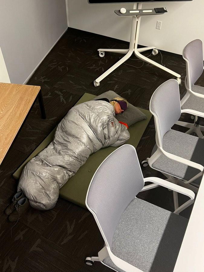 Nhân viên Twitter đăng ảnh sếp ngủ trên sàn nhà ở văn phòng sau ‘lệnh sấm truyền’ của Elon Musk - Ảnh 1.