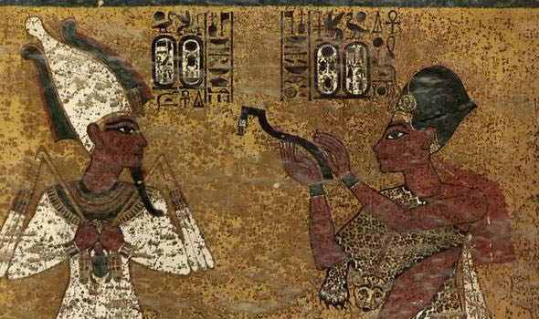 Dan nói tể tướng Ay cho khắc hình mình làm lễ ướp xác Pharaoh lên tường để có thể đường hoàng chiếm ngôi.