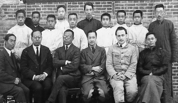 Bác sĩ Wu (hàng đầu, thứ 3 từ trái sang) cùng các nhà khoa học trong Hội nghị Quốc tế về Dịch bệnh
