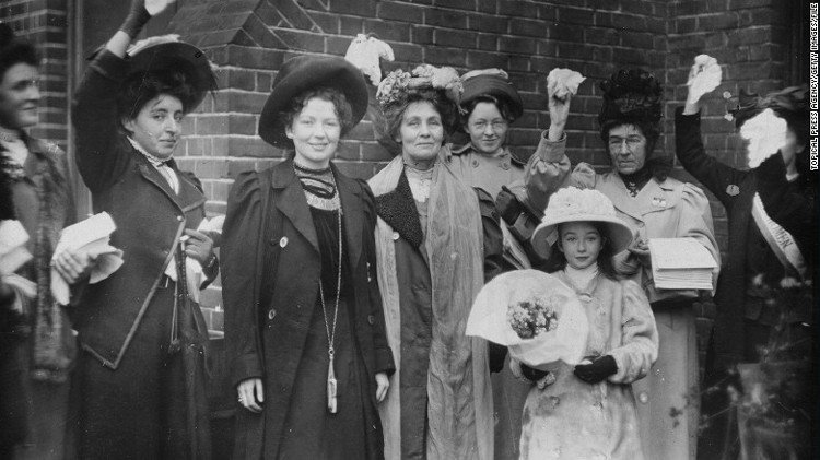 Bà Pankhurst (đứng giữa) và con gái Christabel Harriette (thứ ba từ trái sang) 