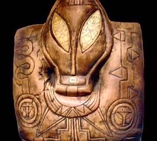 Món đồ tạo tác với trang trí khác lạ của người Maya.