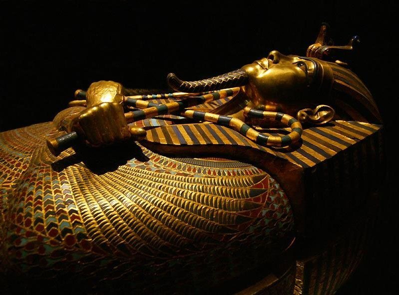 Hai chiếc móc và néo được bắt chéo với nhau thì lại mang nghĩa là sự hồi sinh như trong các bức hình ta thường thấy ở quan tài của vua Tutankhamun.