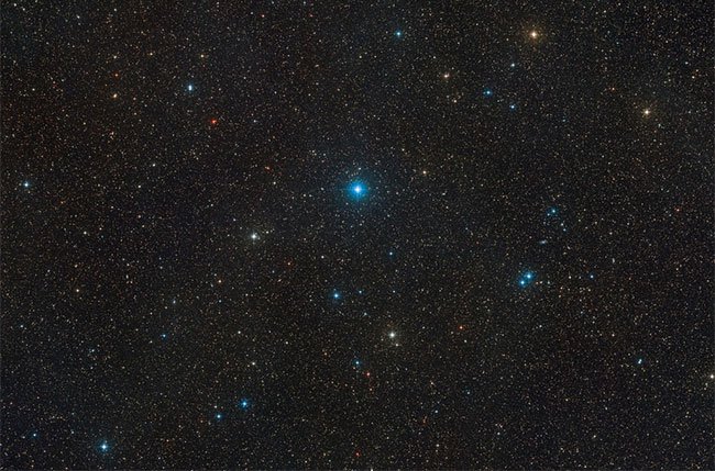 Trong bức ảnh chụp từ kính thiên văn, hệ sao HR 6819 nằm ở chính giữa.