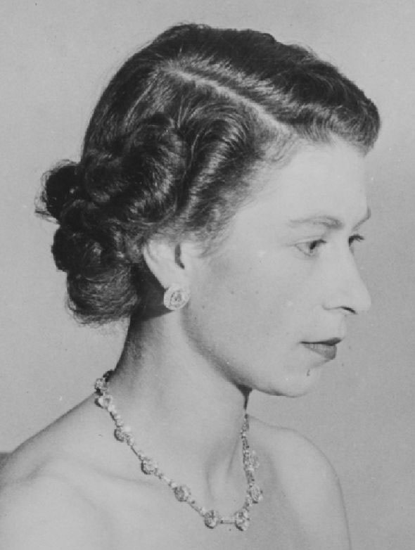  Chiếc vòng cổ kim cương do chính phủ Nam Phi tặng cho Nữ hoàng.