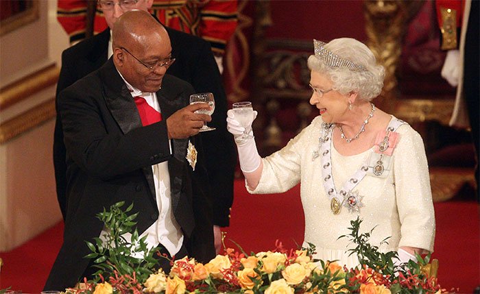 Nữ hoàng Elzabeth II thường xuyên đeo chiếc vòng tay chế tác từ sợi dây chuyền kim cương Nam Phi.