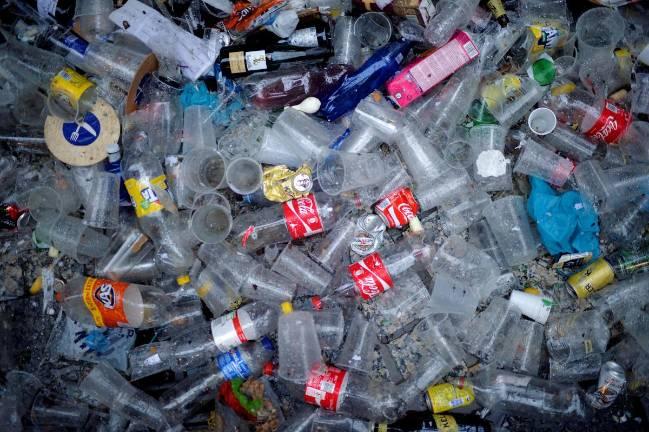 Những người chỉ uống nước từ chai bằng nhựa có thể nuốt thêm 90.000 vi hạt nhựa mỗi năm - Ảnh: Reuters