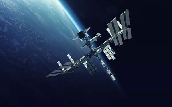 Trạm vũ trụ quốc tế (ISS) đang làm nhiệm vụ ở Quỹ đạo Trái đất tầm thấp.