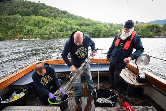Giáo sư Neil Gemmell lấy mẫu trên thuyền của mình để nghiên cứu về DNA của quái vật hồ Loch Ness