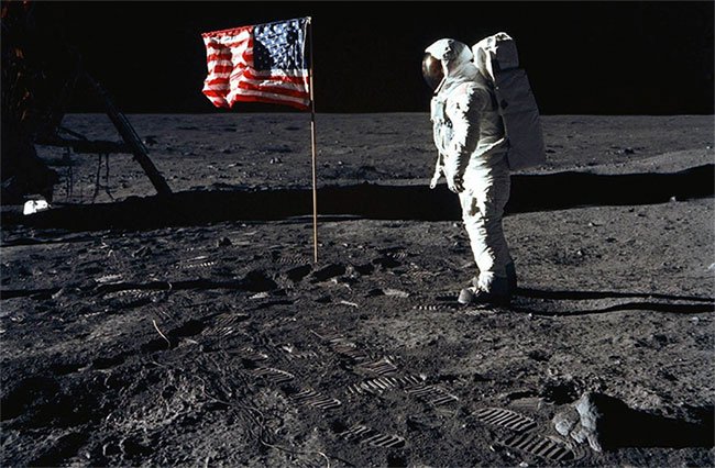 Những dấu chân đầu tiên của con người trên Mặt trăng.