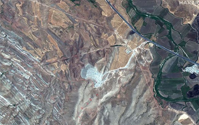 Khu vực có mũi tên đỏ ở góc dưới bức ảnh chính là vị trí của bức tường Gawri Wall.