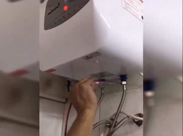 Bình nóng lạnh bị rò điện tại nhiều điểm nối. (Ảnh cắt từ clip)