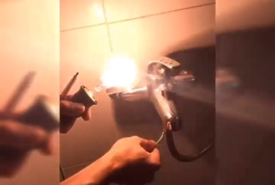 Điện bị rò ở vòi nước có thể thắp sáng được cả bóng đèn. (Ảnh cắt từ clip)