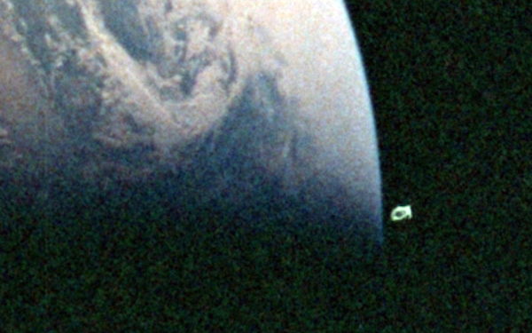 Bi an UFO la trong khi quyen Trai dat tau Apollo 10 