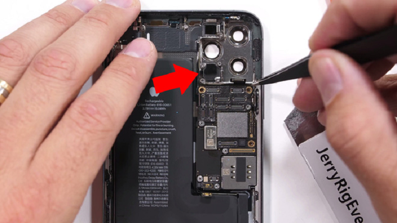 iPhone 11 Pro Max bi ban xuyen thung nhung van hoat dong-Hinh-2