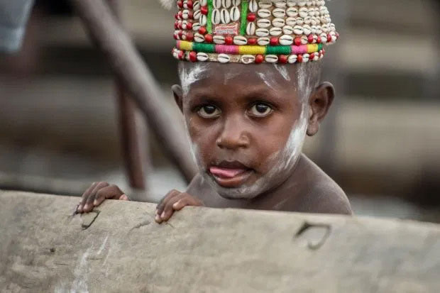 Chân dung một bé trai của bộ tộc ăn thịt người ở New Guinea.