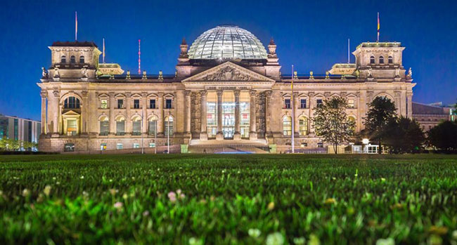 Tòa nhà Reichstag được cải tạo lại và có nhiều điểm khác biệt so với thiết kế gốc.