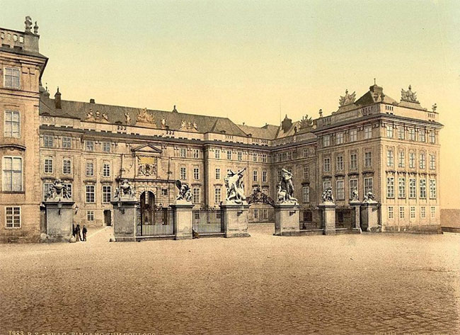 ​​​​​​​Cổng vào trước cung điện Prague tại thủ đô của cộng hòa Séc. 