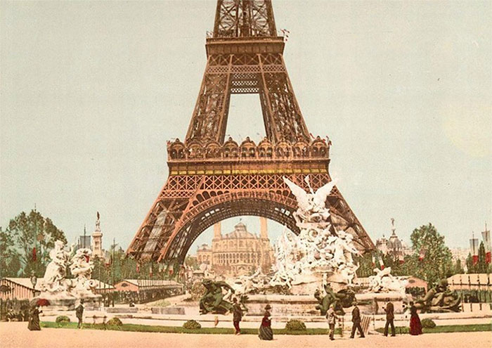Tháp Eiffel – biểu tượng của thành phố Paris hoa lệ trong một ảnh chụp những năm đầu thế kỷ 20. 