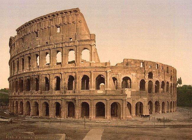 Khu vực đấu trường Colosseum tọa lạc trong lòng thủ đô Rome là niềm tự hào của nhiều người dân Ý. 