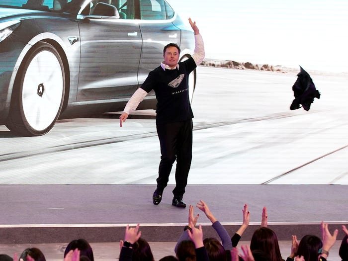 Video Elon Musk cởi áo, nhảy như lên đồng tại Trung Quốc