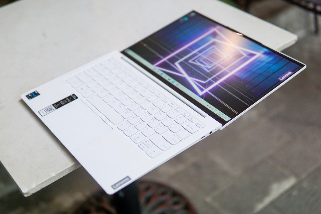 Lenovo ra mắt laptop siêu nhẹ, màn hình QHD, RAM 16GB ảnh 2