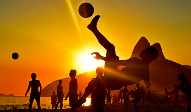 Người dân chơi bóng trên bãi biển ở Rio de Janeiro, Brazil