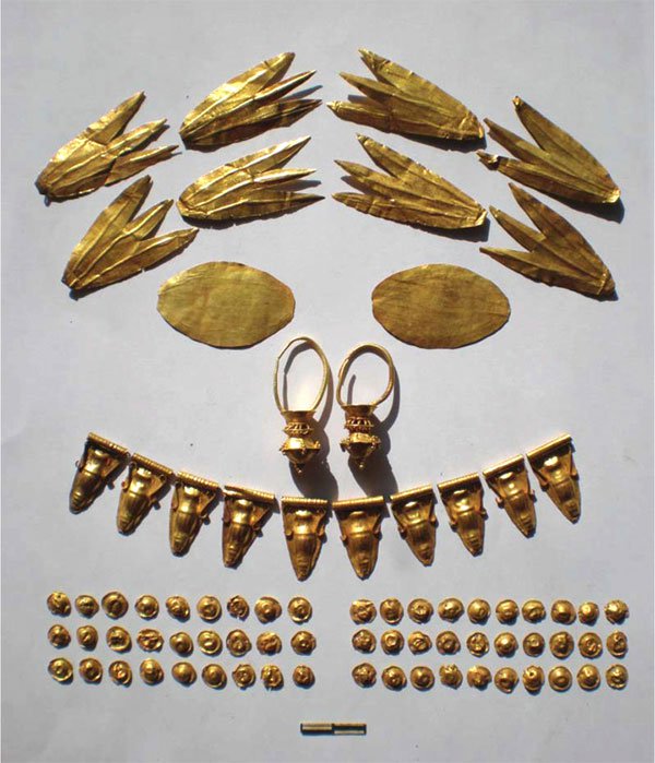 Những đồ tạo tác bằng vàng trong ngôi mộ ở Crimea. 