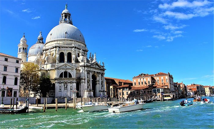 Nhà thờ Santa Maria Della Salute của Venice.