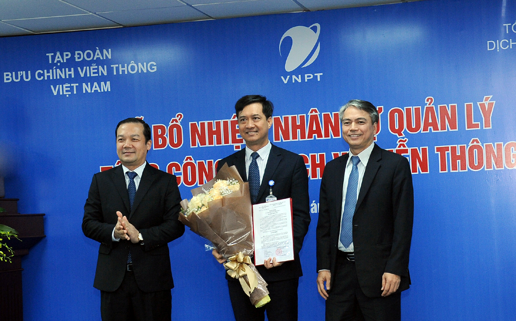 Lãnh đạo Tập đoàn VNPT trao Quyết định bổ nhiệm Tổng Giám đốc Tổng Công ty VNPT-VinaPhone cho ông Nguyễn Nam Long