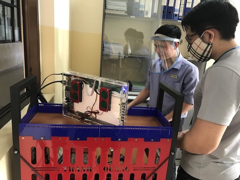 Trường ĐH lắp ráp robot khử khuẩn chống COVID-19