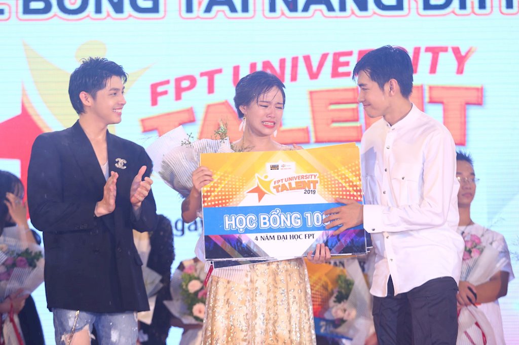 Nêu thông điệp “cứu trái đất”, nữ sinh Hà Nội giành Quán quân cuộc thi tài năng ĐH FPT