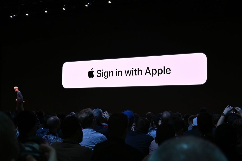Apple nhắm thẳng vào Google và Facebook bằng công cụ Sign in with Apple ảnh 1