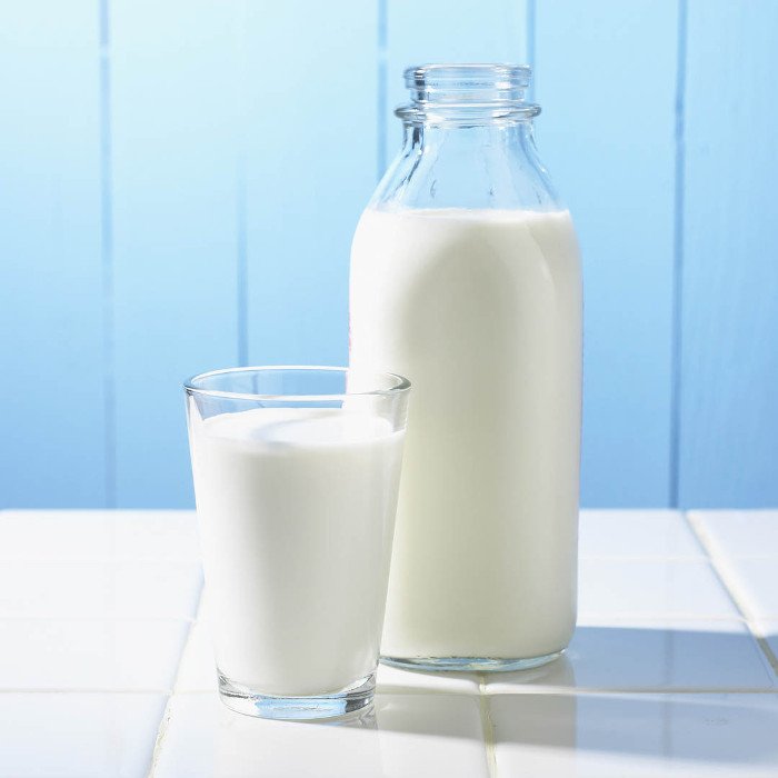 Khi uống sữa bò không được cho thêm đường đỏ, nhưng có thể cho một lượng vừa phải đường trắng.