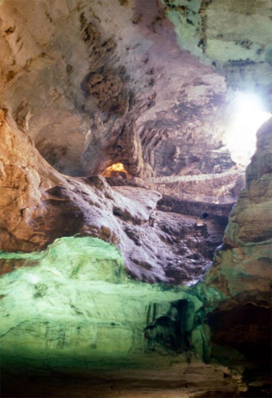 Đường vào bên trong hang động kỳ lạ ở Mỹ.