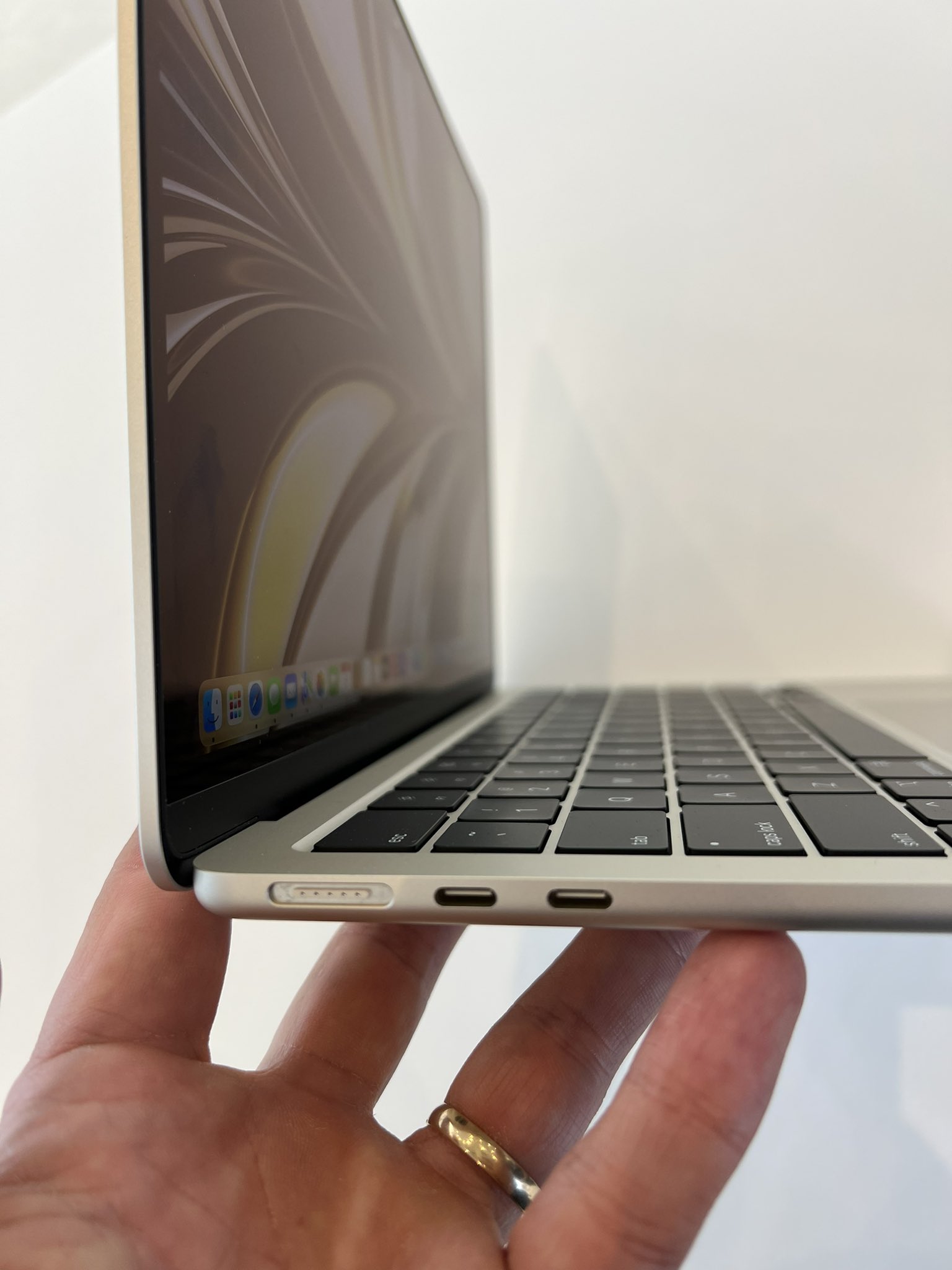 Ảnh thực tế MacBook Air M2: Thiết kế mới nhẹ hơn Air M1, màn hình tai thỏ, có sạc MagSafe