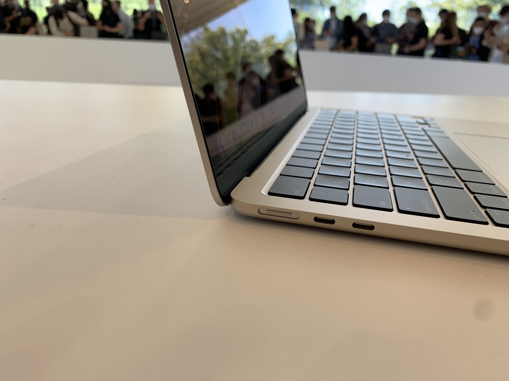 Ảnh thực tế MacBook Air M2: Thiết kế mới nhẹ hơn Air M1, màn hình tai thỏ, có sạc MagSafe