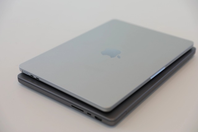 Ảnh thực tế MacBook Air M2: Thiết kế mới nhẹ hơn Air M1, màn hình 