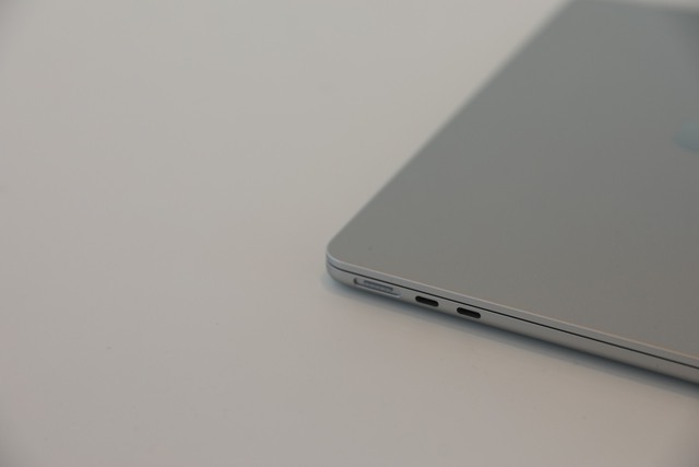 Ảnh thực tế MacBook Air M2: Thiết kế mới nhẹ hơn Air M1, màn hình 