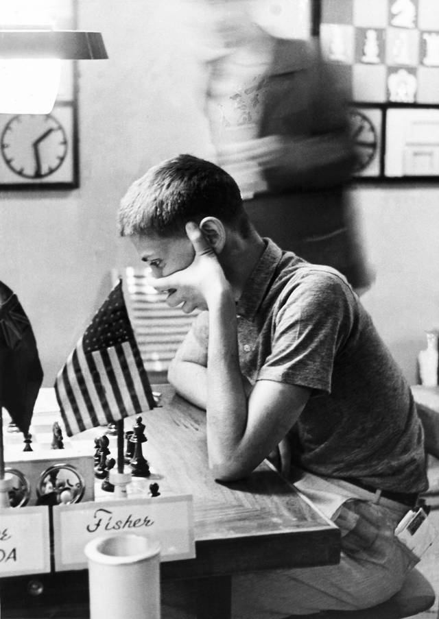 Bobby Fischer: Kẻ lập dị, một mình thi đấu cờ vua với 50 đối thủ cùng lúc - Ảnh 2.