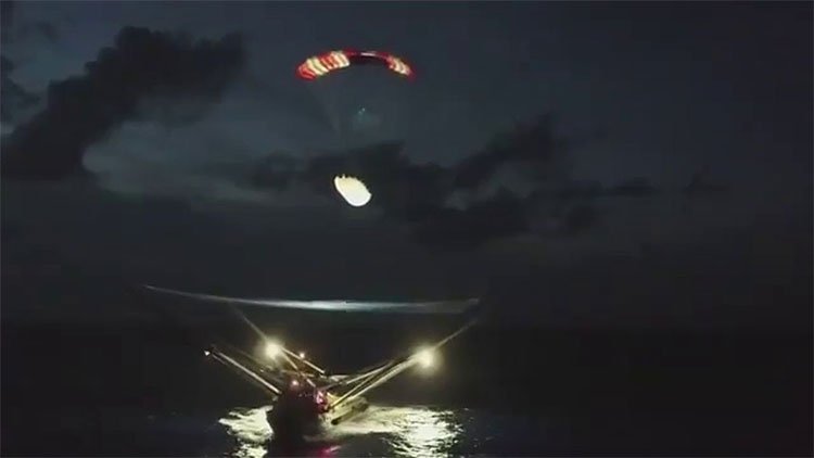 SpaceX thành công đón được một phần vỏ tên lửa khi nó rơi xuống Đại Tây Dương.