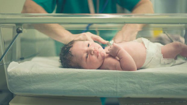Em bé sinh ra trong vũ trụ liệu có giống em bé sinh ra ở Trái đất?