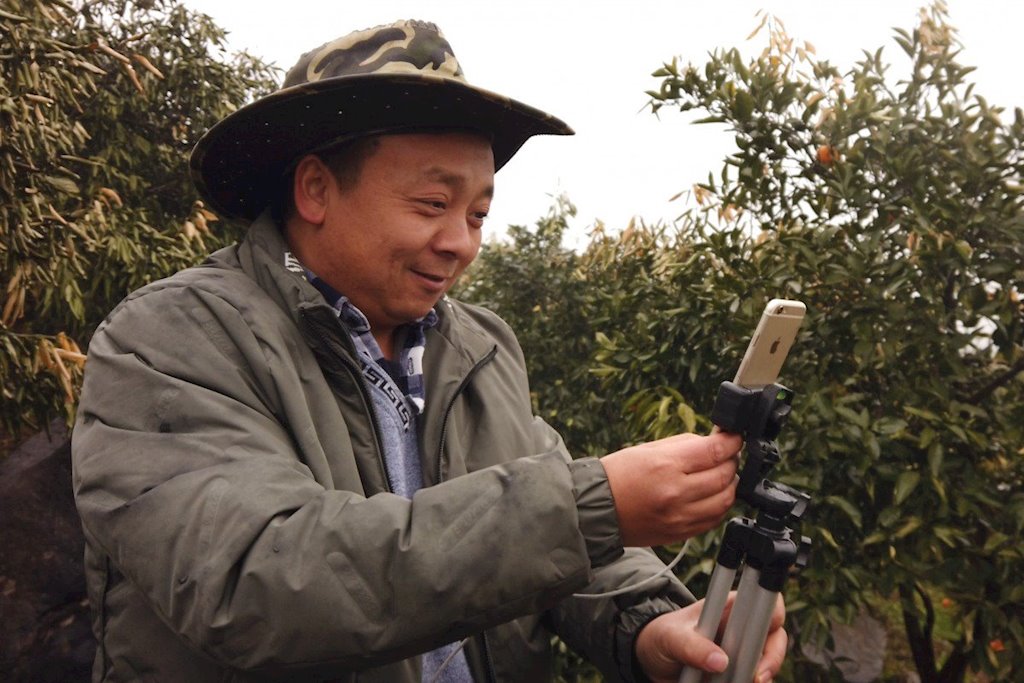 Chỉ nhờ một chiếc iPhone 6 và Internet, ông chú nông dân Trung Quốc trở thành ngôi sao mạng xã hội 82.000 người theo dõi